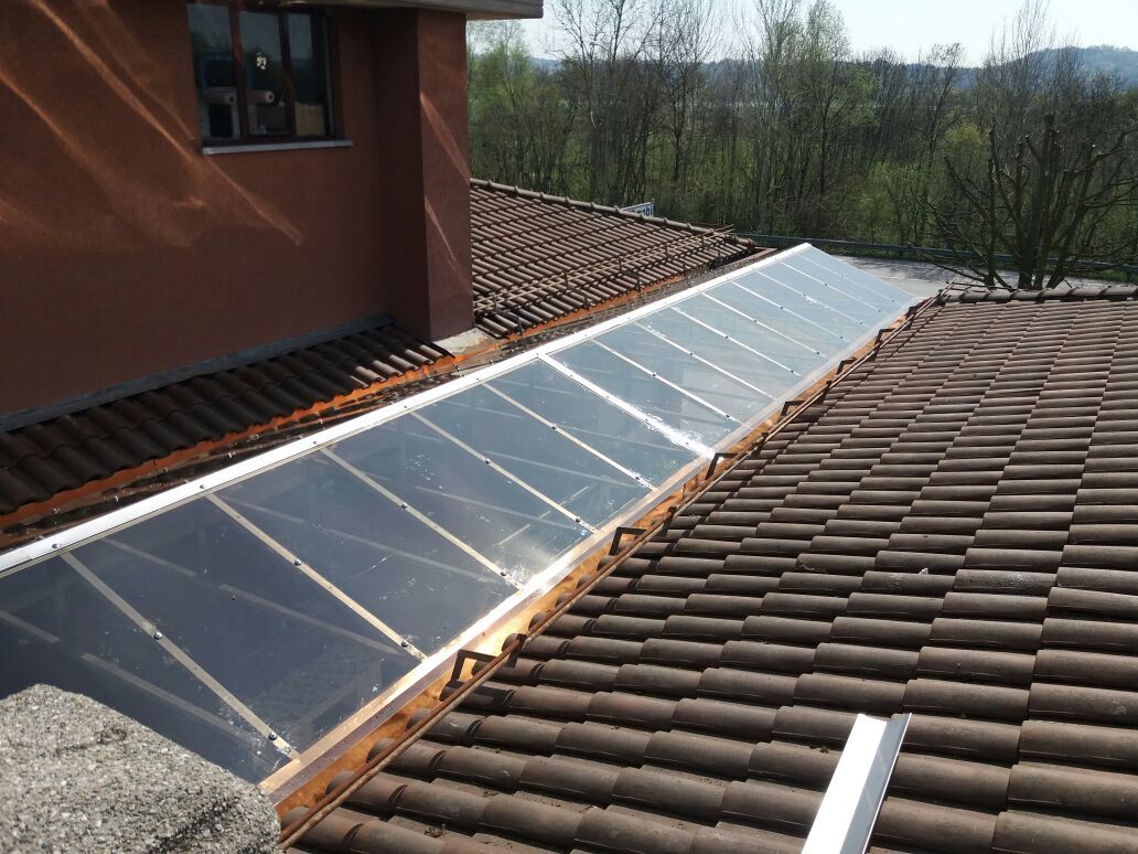 Un tetto di tegole con una copertura trasparente